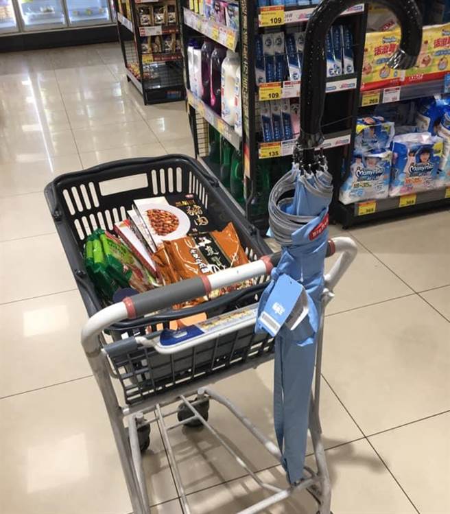 内行网友解答，方框是拿来放长柄直伞的。（图／翻摄脸书社团爆废公社）