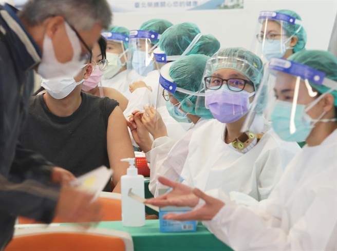 新冠肺炎Omicron变异株于各国迅速传播，为积极因应病毒变异株对国内防疫造成威胁，中央流行疫情指挥中心建议已完整接种COVID-19疫苗，且间隔满12周的18岁以上民眾，儘快追加接种第三剂疫苗。图为台北荣总22日起开设COVID-19疫苗追加剂周末特别门诊，接种区满是一身防护装备穿戴整齐的医护人员，为已经网路预约前来的民眾施打疫苗。（资料照/季志翔摄）