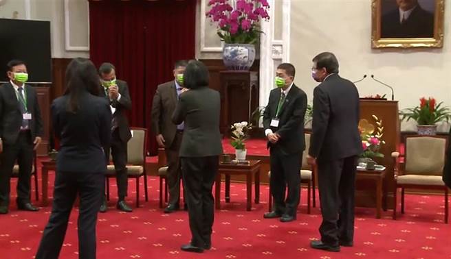 让购车更安心，蔡英文：加速建置车辆安全检测实验室。（取自总统府录影画面）