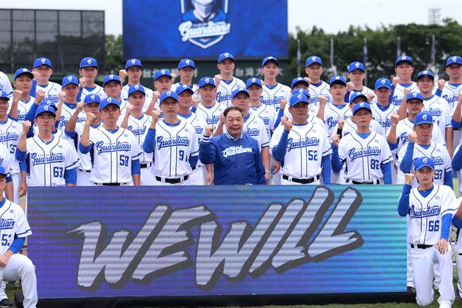 中华职棒富邦悍将队24日开训，新任领队林华韦（第二排中）与一军总教练丘昌荣（第二排左三）、二军总教练陈金锋（第二排右三）等全体教练、球员一同喊出「WE WILL」新球季口号。（黄世麒摄）