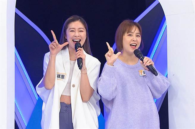 「4 in Love」成员黄小柔、张棋惠，揭露团体生活的真实样貌。（中天综合台提供）