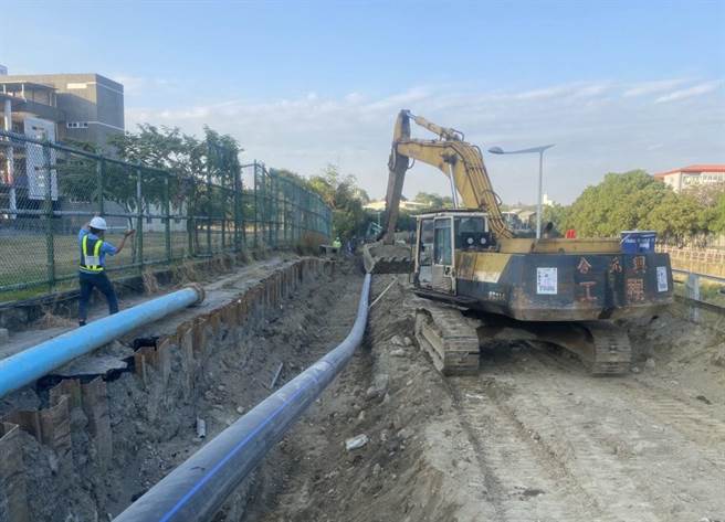 高雄市水利局在鳳山溪護岸施作放流水管線修復工程。（高雄市水利局提供／林瑞益高雄傳真）