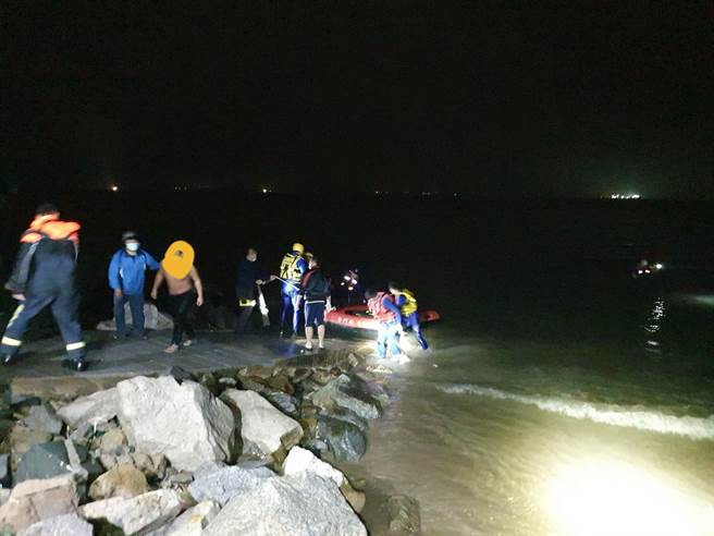 金门县消防局将落水男子救援上岸，成功化解一场危机。（金门县消防局提供）