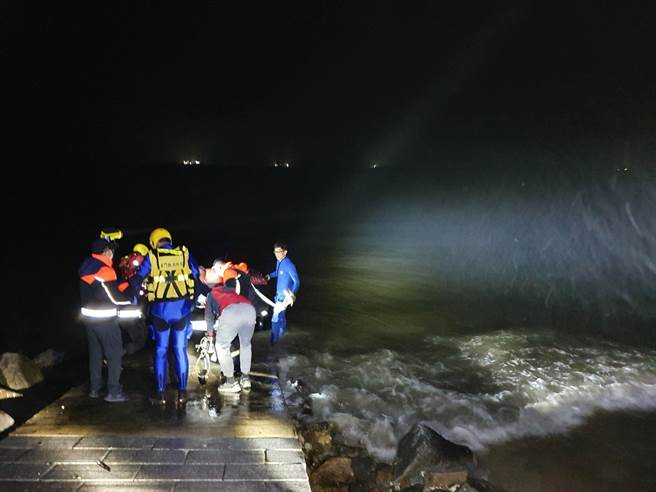 金门县消防局将落水男子救援上岸，成功化解一场危机。（金门县消防局提供）