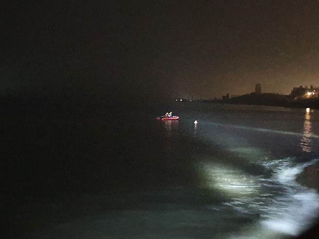 抢救人员摸黑接近目标，IRB2艇最后顺利将离岸约100公尺的落水男子救援上岸。（金门县消防局提供）