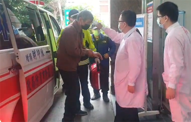 杨姓男子疑似在室内机车停车场切割瓦斯罐，不慎引发气爆。（翻摄照片／陈彩玲基隆传真）