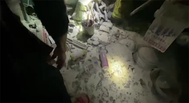 杨姓男子疑似在室内机车停车场切割瓦斯罐，不慎引发气爆。（翻摄照片／陈彩玲基隆传真）