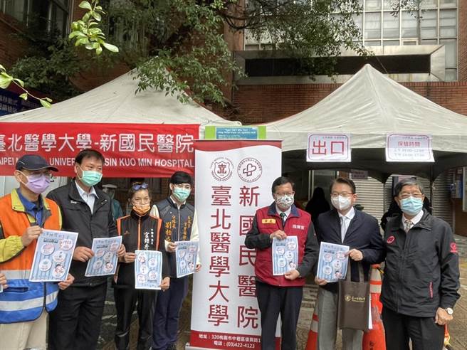 桃園市長鄭文燦視察中壢公民會館篩檢站，表示將提供4萬4000劑快篩試劑送到50個移工以上事業單位。(呂筱蟬攝)