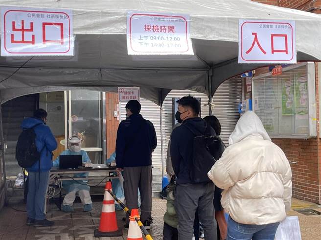 桃園市長鄭文燦視察中壢公民會館篩檢站，表示將提供4萬4000劑快篩試劑送到50個移工以上事業單位。(呂筱蟬攝)