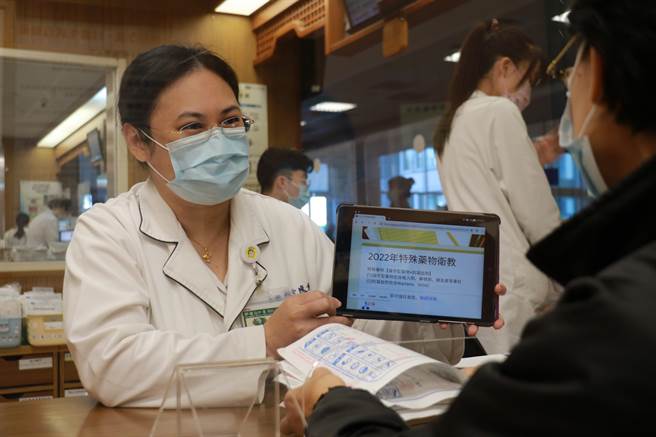 长期服用慢性并用药的病人，领药时记得跟药师谘询药物使用规则。（台中慈济医院提供）