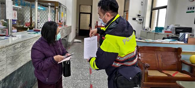 石冈分驻所员警至各大超商、金融机构等处，向民眾加强宣导年节多项暖心服务。（张清照服务处提供／陈淑娥台中传真）