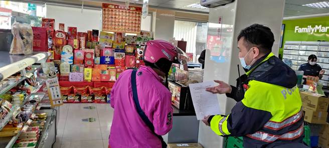 石冈分驻所员警至各大超商、金融机构等处，向民眾加强宣导年节多项暖心服务。（张清照服务处提供／陈淑娥台中传真）