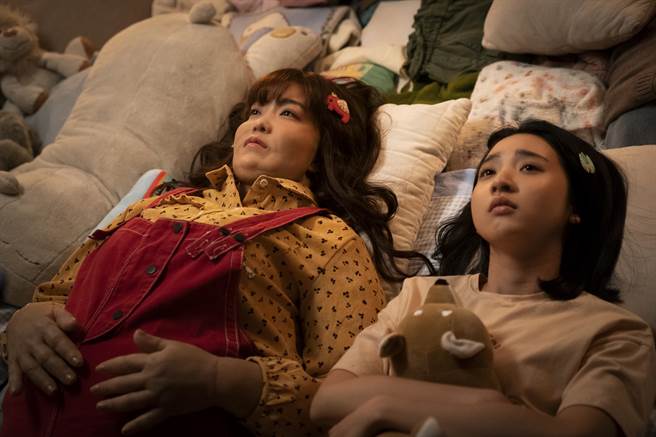 大霈（左）在《我吃了那男孩一整年的早餐》中演出15年后的李沐。（华映提供）