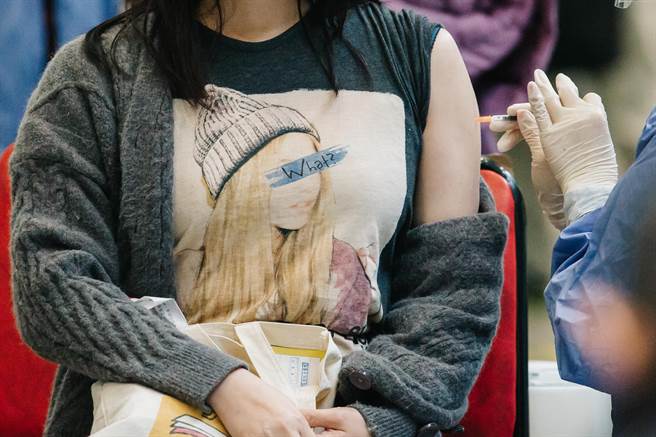 國內疫情再起，教育部鼓勵中小學及幼兒園的學校工作人員施打兩劑疫苗。（示意圖，郭吉銓攝）