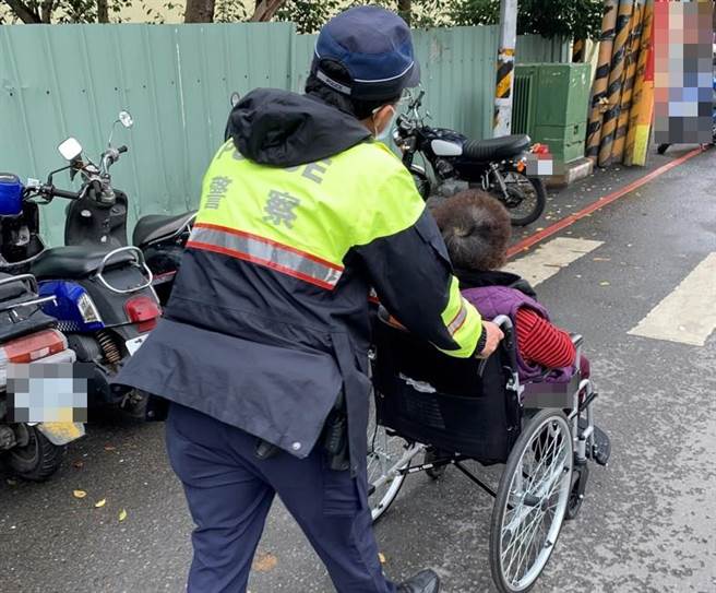 陈姓妇人发现自己迷路时已身陷车阵之中，所幸坪林派出所员警巡逻发现，将护送返家。（台中市太平警分局提供／冯惠宜台中传真）