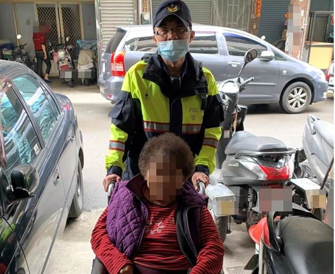 陈姓妇人发现自己迷路时已身陷车阵之中，所幸坪林派出所员警巡逻发现，将护送返家。（台中市太平警分局提供／冯惠宜台中传真）