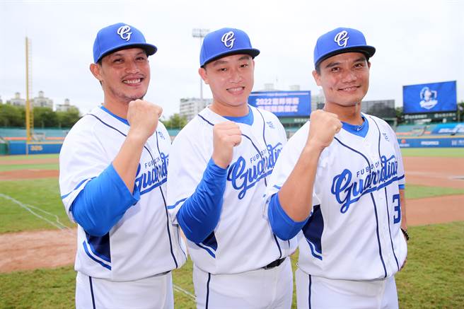 中华职棒富邦悍将队24日开训，转队来的外野手阳耀勋（左起）、投手洪圣钦及内野手王胜伟将在富邦继续奋战。（黄世麒摄）