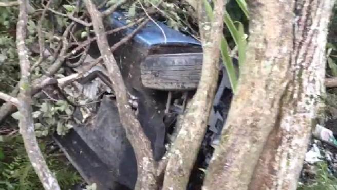 BMW凌晨過彎不慎墜山谷成廢鐵，所幸車上2男2女僅輕傷。(翻攝照片／蔡依珍桃園傳真)