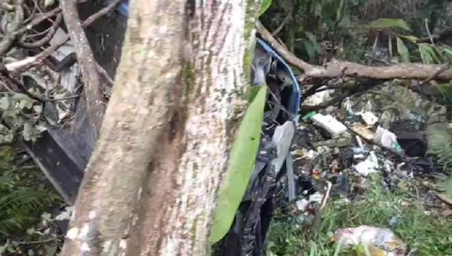 BMW凌晨過彎不慎墜山谷成廢鐵，所幸車上2男2女僅輕傷。(翻攝照片／蔡依珍桃園傳真)