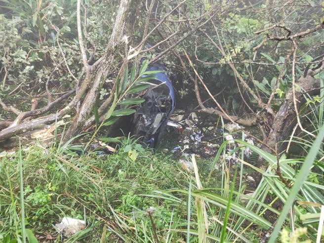 BMW凌晨過彎不慎墜山谷成廢鐵，所幸車上2男2女僅輕傷。(翻攝照片／蔡依珍桃園傳真)