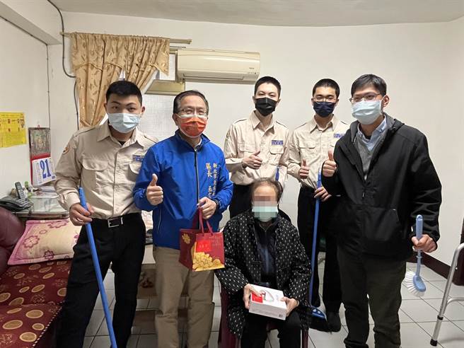 新义里88岁赖阿嬷现已无法自行出门，需依靠长照居服员定期陪同就医回诊，因居家环境无法自行清洁，由区长巫宗仁带领课长、同仁及替代役男到阿嬷家中协助打扫（淡水区公所提供／戴上容新北传真）