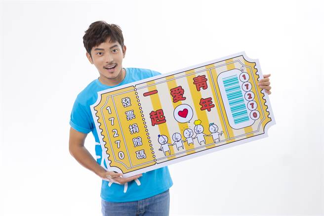 宥勝擔任「普仁青年關懷基金會」首位公益大使關懷貧困學子。（普仁青年關懷基金會提供）