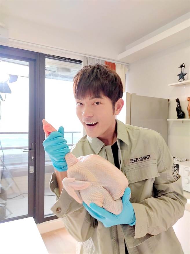 宥勝為戲學做菜、剁雞。（TVBS提供）