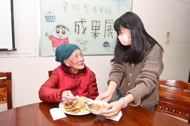 静宜食品营养学系「乐龄好食餐」，营养均衡好咀嚼，百岁人瑞都说讚！（静宜大学提供／陈世宗台中传真）