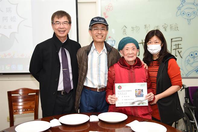 静宜校方邀请正在进行「百岁圆梦」之旅的百岁人瑞陈蔡隔阿嬷出席成果展；也特别颁发食营系「荣誉学生证」！（静宜大学提供／陈世宗台中传真）