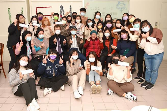 陈蔡隔阿嬷在品嚐「乐龄好食餐」后说，每道餐点都好吃也丰富与营养，跟同学一起用餐很有趣。（静宜大学提供／陈世宗台中传真）