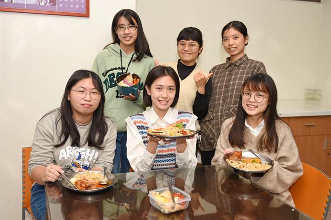 静宜师生积极打造专属银髮长者的健康饮食，同时传达「吃得下、吃得够、吃得对、吃得巧」的3好1巧健康均衡饮食原则。（静宜大学提供／陈世宗台中传真）