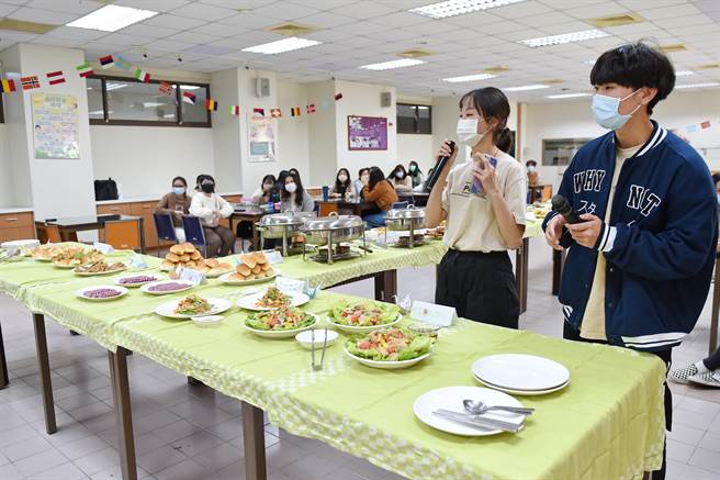 静宜食品营养学系营养组大一学生透过「食物制备」课程，瞭解食材特性、烹调技巧、菜肴设计及卫生安全等专业知识。（静宜大学提供／陈世宗台中传真）