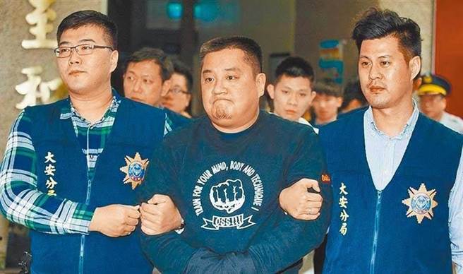 前台北市光信里里长、开设道场的朱雪璋，6年前设局砍断人脚筋，遭依重伤害罪判刑6年定谳，目前在监服刑中，朱另因遭查获持有双面开锋的枪头被诉，台北地方法院依违反枪炮弹药刀械管制条例将朱男判拘役55天，可易科罚金。本报资料照片