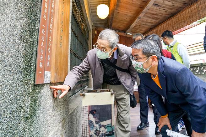 宜兰市长江聪渊（右）、蒋渭水文化基金会执行长蒋朝根（左）等人，今天走访蒋渭水在宜兰的故居之一云仙茶馆。（李忠一摄）