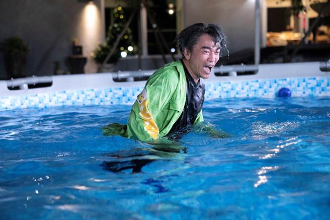 吴宗宪接受惩罚跳冰水池。（三立提供）