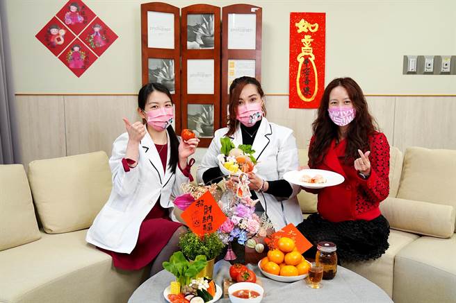 中医大新竹附设医院营养师黄琳惠（左自右）、钟沛珊及执行长宜真，介绍「喜气洋洋番茄锅」和「东方美人清香蒸鱼」两道蔬食低脂年菜 。（罗浚滨摄）