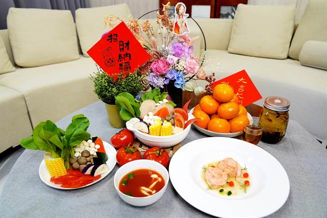 中医大新竹附设医院营养师推荐「喜气洋洋番茄锅」和「东方美人清香蒸鱼」两道蔬食低脂年菜 。（罗浚滨摄）