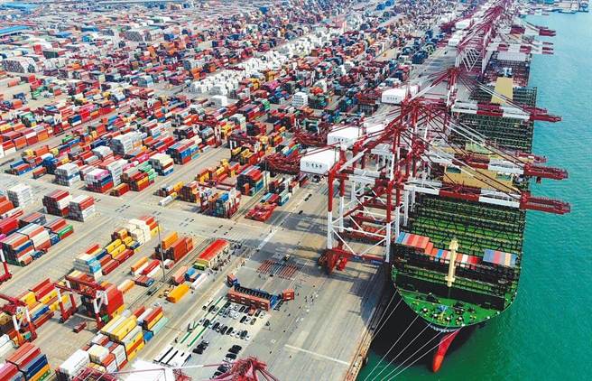 印媒：印度去年對大陸商品依賴激增。圖為青島港前灣碼頭。（新華社）
