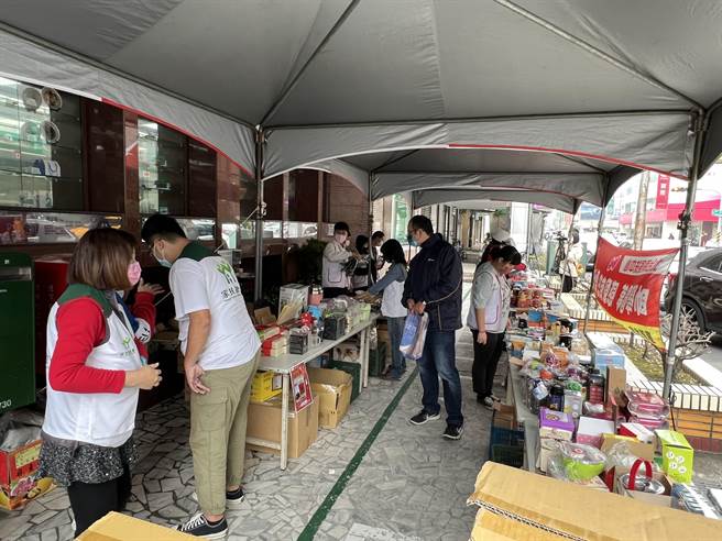北台南家扶中心24日举办义卖活动，近来本土疫情再度爆发，放眼望去，常是家扶志工比消费者多的情况，买气冷冷清清。（张毓翎摄）