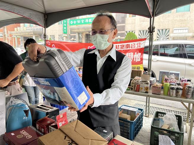 北台南家扶中心主任庄淑惠说，近来未料年关义卖前又遇上疫情，呼吁民眾只要做好防范，仍期待大家能响应。（张毓翎摄）