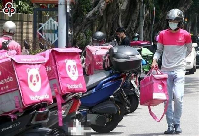 勞動部職安署近日邀集地方政府勞動檢查機構針對優食台灣、富胖達、小蜂鳥國際物流等3家主要平台業者實施稽查，結果發現3家外送平台業者對交通事故預防部分均未有完整規劃及執行紀錄，分別裁處6萬元罰鍰。（本報系資料照）