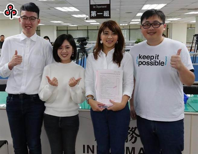 民眾党布局议员选举，台北市士林、北投选区有黄瀞莹（左二）及北市前观传局长陈思宇（右二）上演双姝对决。（本报资料照片）