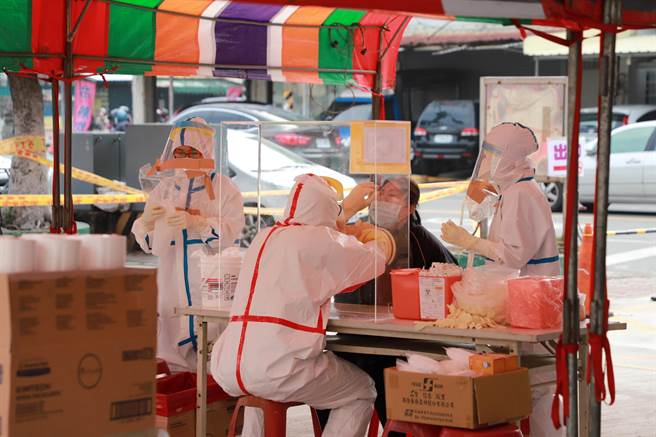 高雄市政府在旗津区设立筛检站，替员工及居民进行快筛的画面。（高雄市政府提供／石秀华高雄传真）