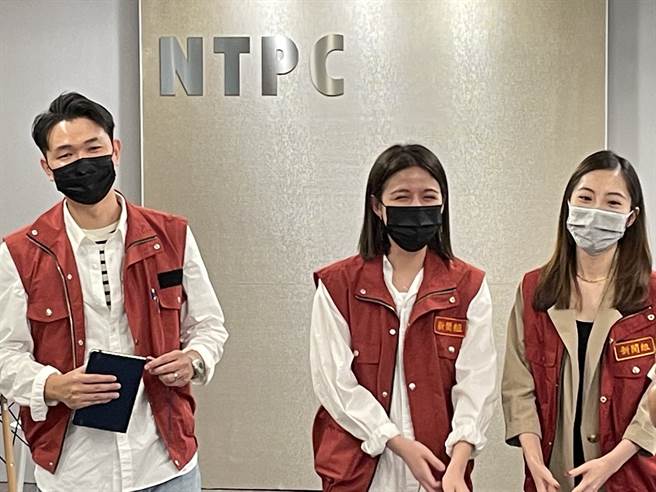 新北市政府副发言人戴湘仪、吕家恺、蔡畹蓥，在「超强母鸡」侯友宜的带领下，狭带高人气衝击地方选情。（资料照/蔡雯如摄）