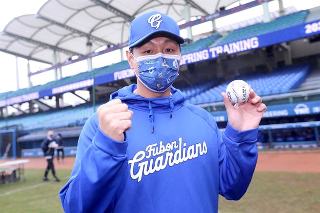 中华职棒富邦悍将队24日开训，行使FA资格但合约未定的内野手林益全也出席开训典礼，并写下「2022全新开始」作为新球季目标。（黄世麒摄）