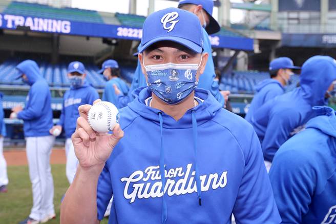 中华职棒富邦悍将队24日开训，投手江少庆以「健康」作为新球季的目标。（黄世麒摄）