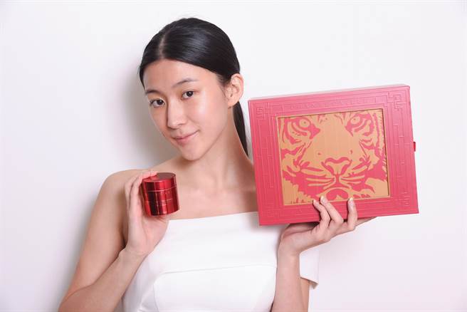 香缇卡虎啸生丰限量礼盒情境照。（香缇卡提供） 