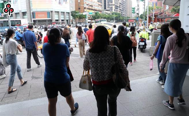 勞動部今(24)日公布最新無薪假統計，事業單位計2132家，實施人數1萬3003人，本次較上期增加151家，人數增加1756人。（本報資料照）