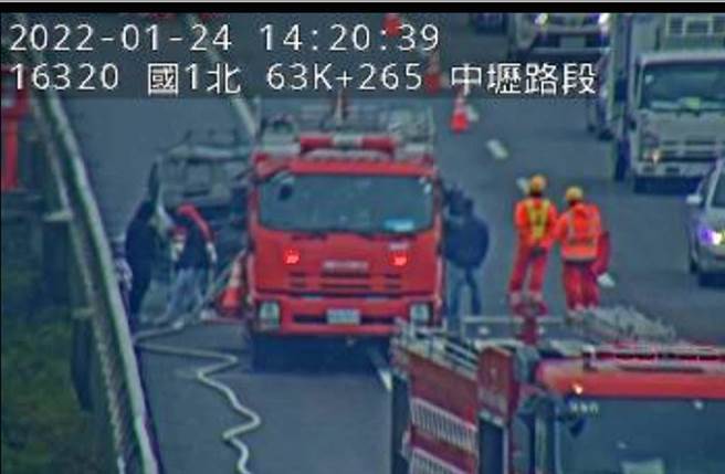国1五杨高架火烧车，火势扑灭，状况正在排除中。（国道即时影像）