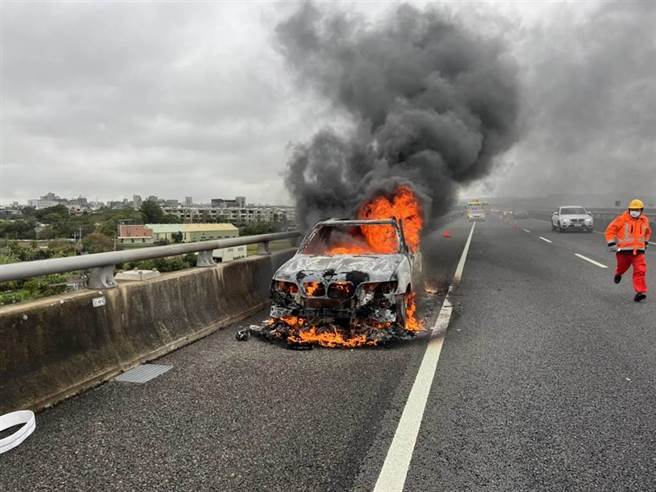 五杨高北向中坜段火烧车驾驶乘客3人逃出无人伤。(消防局提供／吕筱蝉桃园传真)
